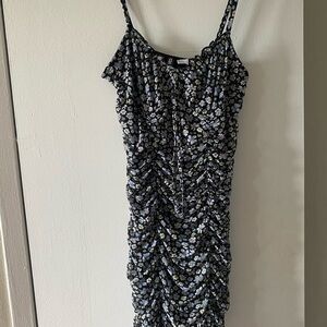 H&M ruched ditsy floral dress 🌸